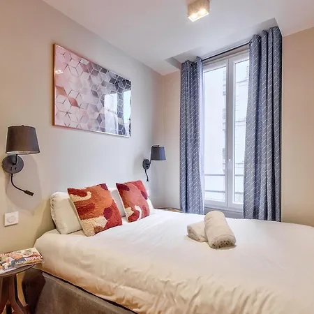 03 - Urban Formidable In Montorgueil